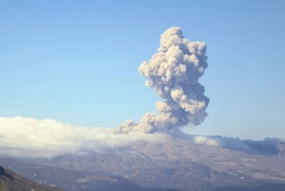 Вулкан Эбеко на Парамушире вновь выбросил столб пепла. Фото: стоп-кадр видео очевидца