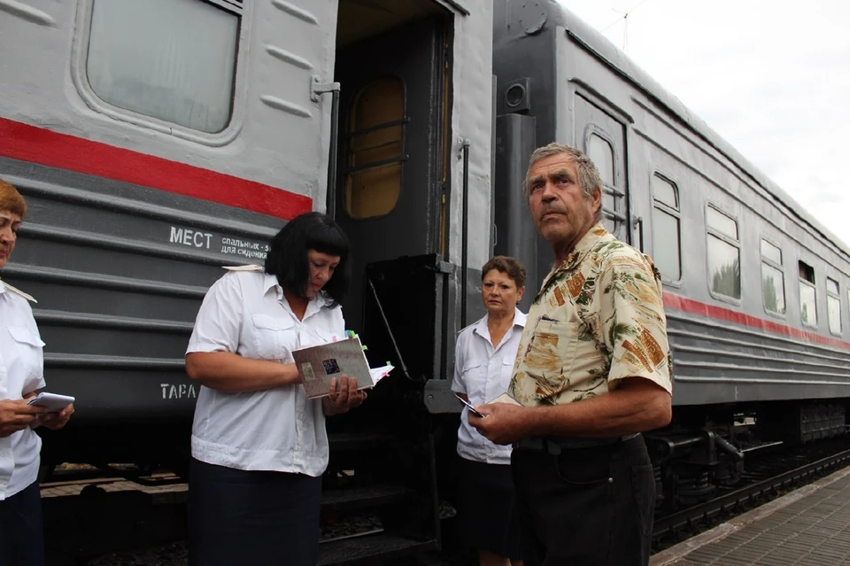 Житель Мариуполя Виктор Константинович едет на поезде на дачу. Долгое время мужчина не мог добраться до своего участка