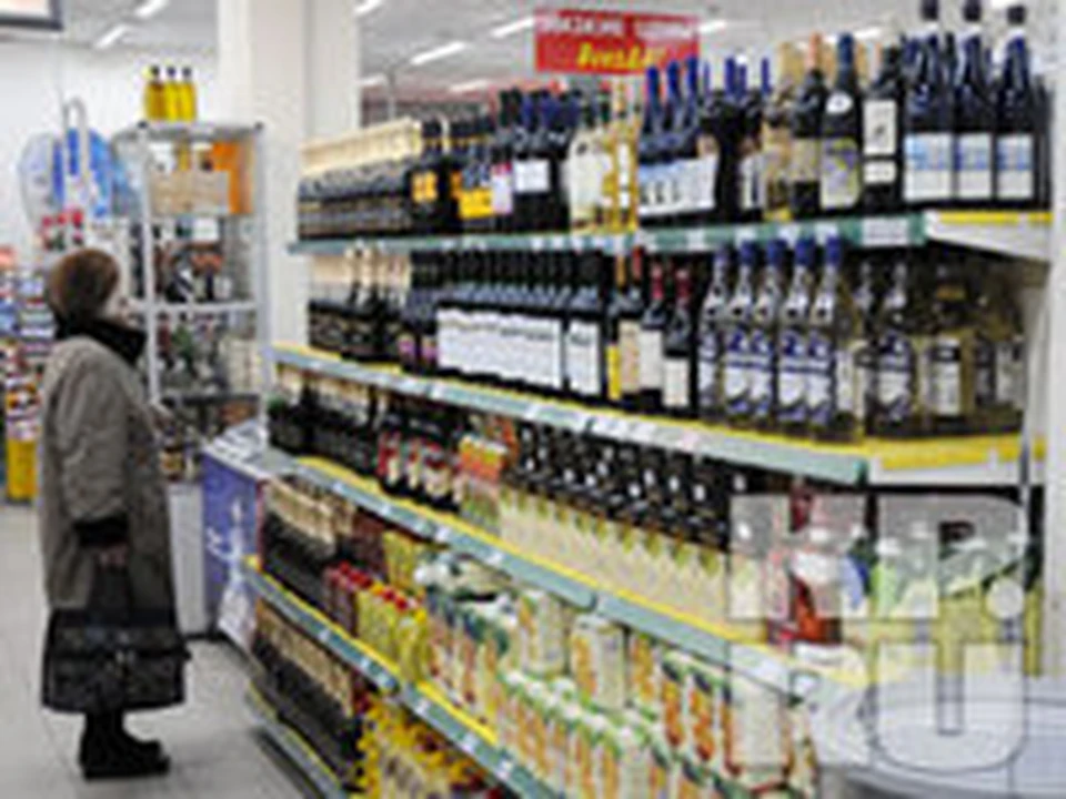 Шампанское и водка — самые популярные новогодние продукты.