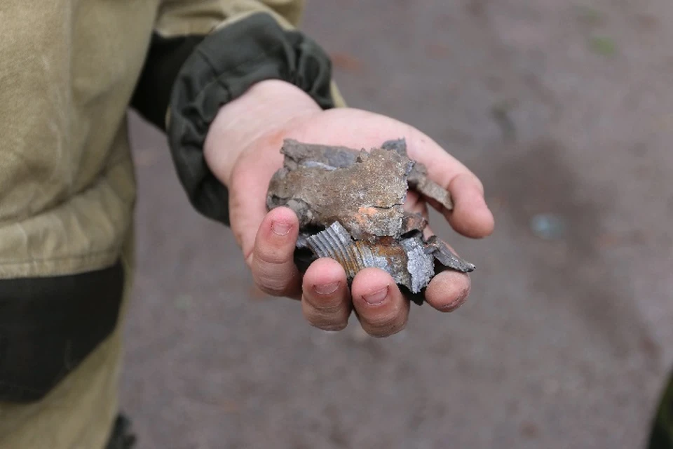 При обстреле учреждения по улице Мориса Тореза повреждения получили здания, ворота и автомобиль