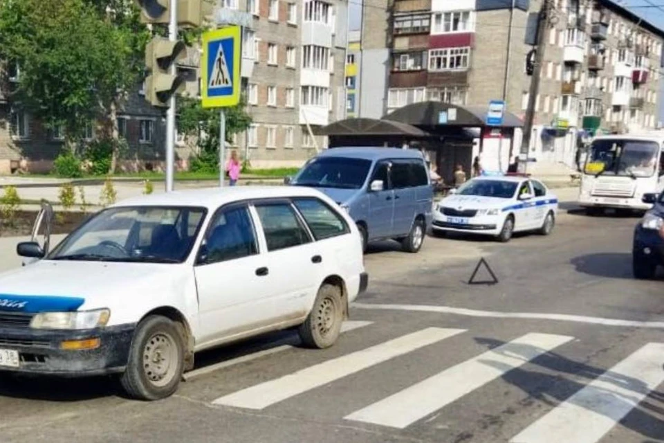 Пешеход попал под колеса автомобиля Toyota Corolla возле остановки Школьная в Иркутске. Фото: пресс-служба Госавтоинспекции Иркутска