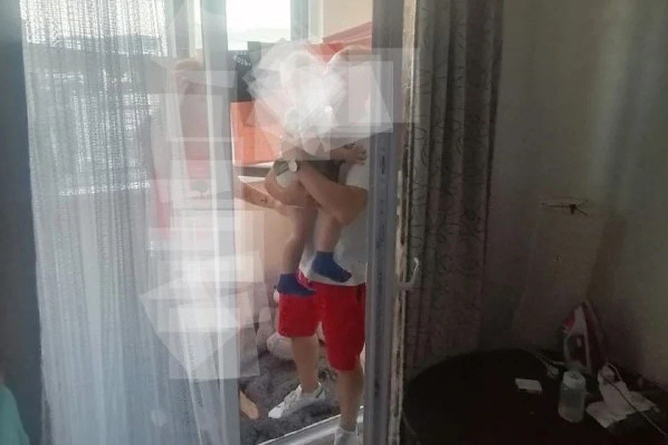 Сын закрыл маму на балконе. Фото: Алексей Одеров.