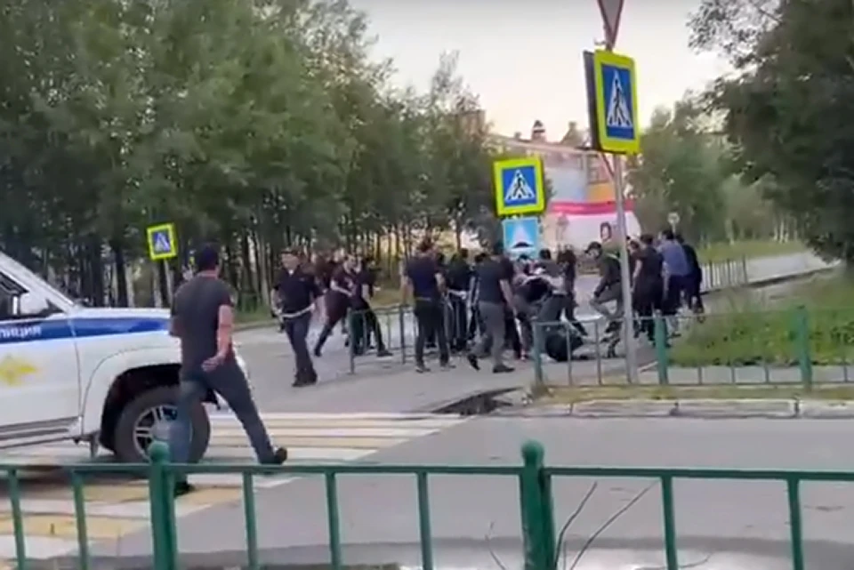 СУ СКР по Мурманской области продолжает расследовать уголовное дело по факту грубого нарушения общественного порядка в Ковдоре. Фото: Скриншот видео