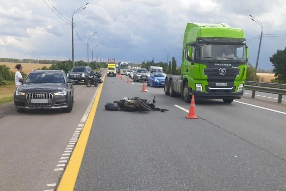 Под Липецком мотоциклист врезался в грузовик