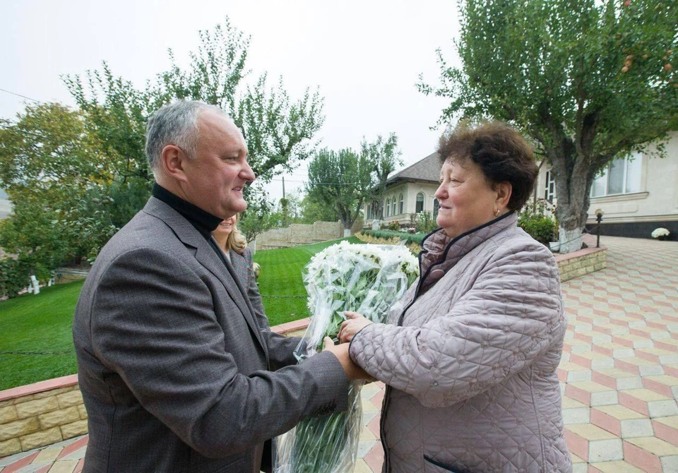 Игорь Додон со своей мамой Галиной (Фото: НТВ-Молдова).