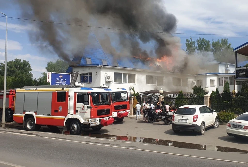 Сообщение о возгорании ресторанного комплекса поступило в 09:58 в субботу, 16 июля. Фото: управление ГУ МЧС по Ростовской области.
