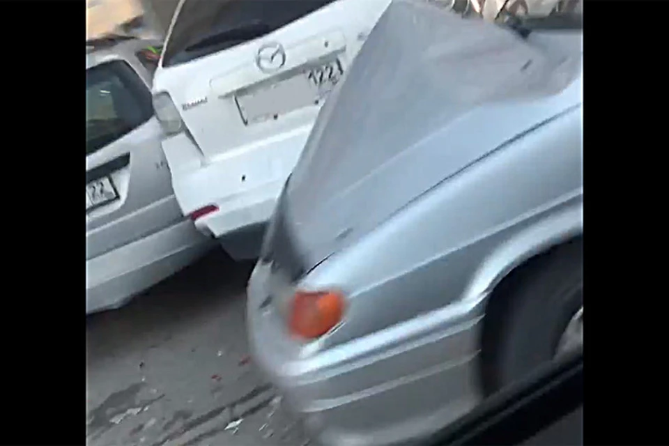 ДТП на улице Юрина. Скриншот видео со страницы vk.com/vkurse22barnaul