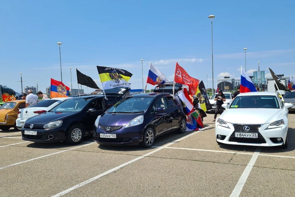 По трассе с флагами проехали десятки автомобилей. Фото: t.me/zov_krasnodar