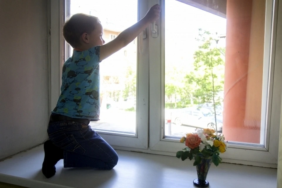 Ребенка в открытом окне заметили прохожие
