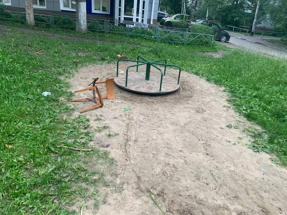 Томские активисты нашли опасные детские площадки в разных районах города.