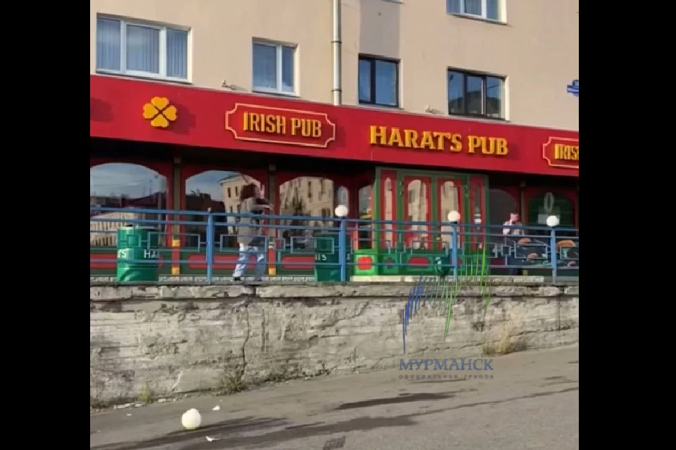 47-летнюю женщину доставили в отдел полиции. Фото: скрин видео vk.com/murmanskgroup