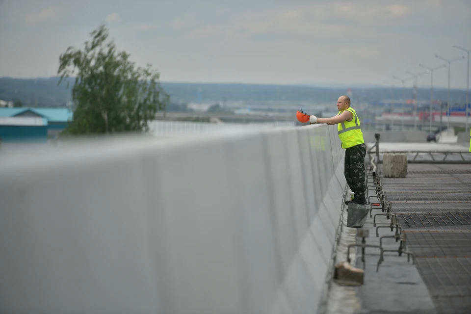 Сейчас рабочие ведут демонтаж моста через Северский Донец
