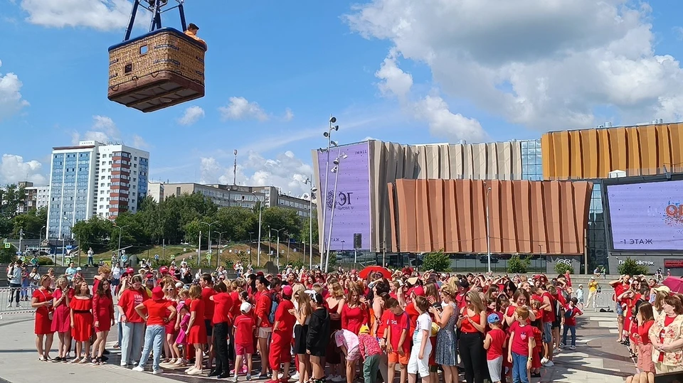 В съемках приняли участие несколько сотен человек.