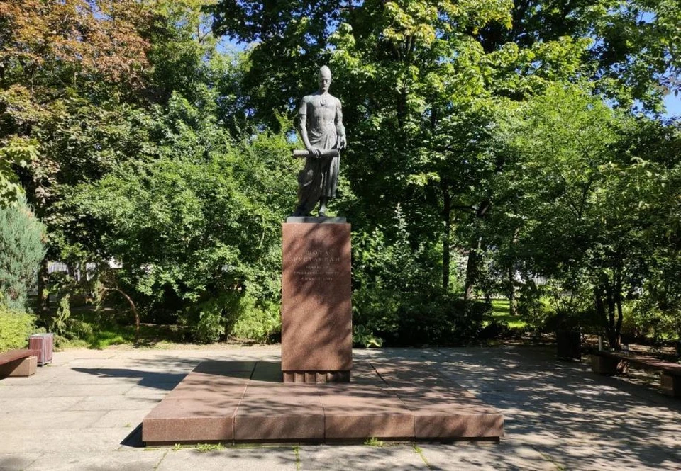 Памятник Шота Руставели уже есть в Москве на Грузинской площади. Фото: yandex.ru/maps