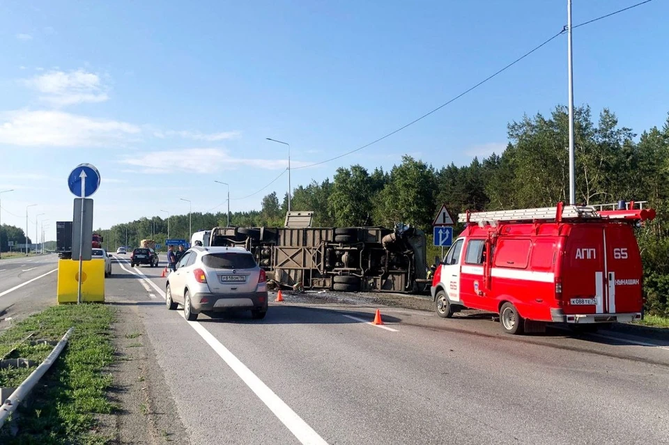 Грузовик протаранил пассажирский автобус, и тот перевернулся Фото: ГИБДД Челябинской области