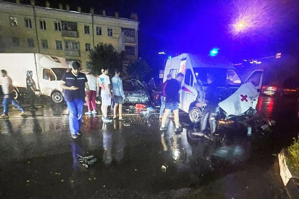В Новосибирске на Большевистской произошло ДТП с участием скорой. Фото: АСТ-54
