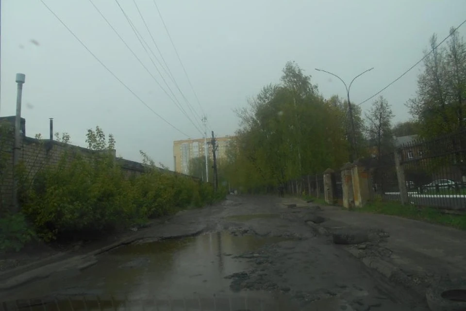 На улице Менжинского в Ярославле одни ямы