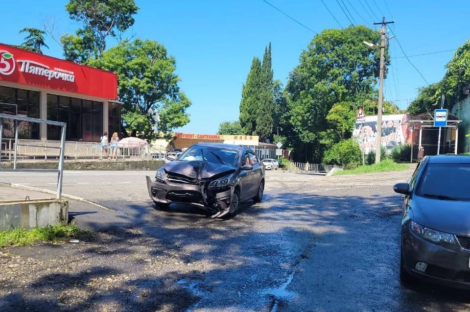 Водитель уснула за рулем и въехала в ограждение Фото: ГИБДД УВД Сочи