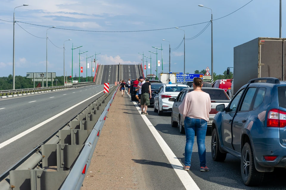 Ладожский мост разведут в ночь на вторник.
