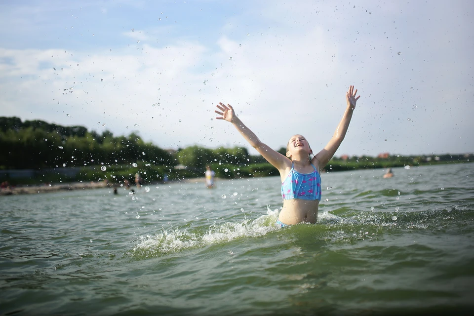 Врач предупредил о риске заболеть пневмонией из-за купания - KP.RU