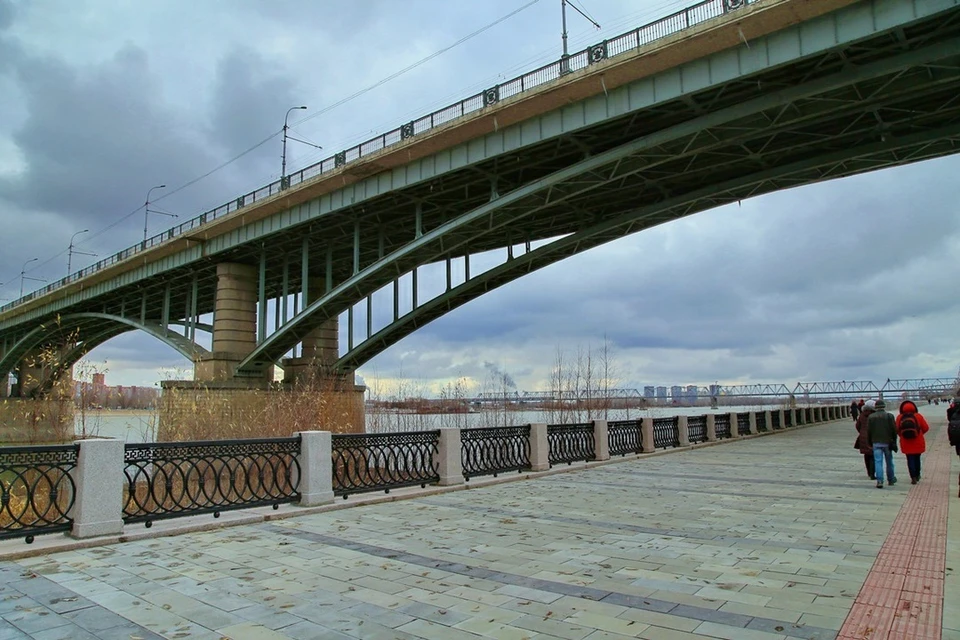 В Новосибирске спасатели сняли с Октябрьского моста 30-летнего мужчину. Фото: Мэрия Новосибирска.