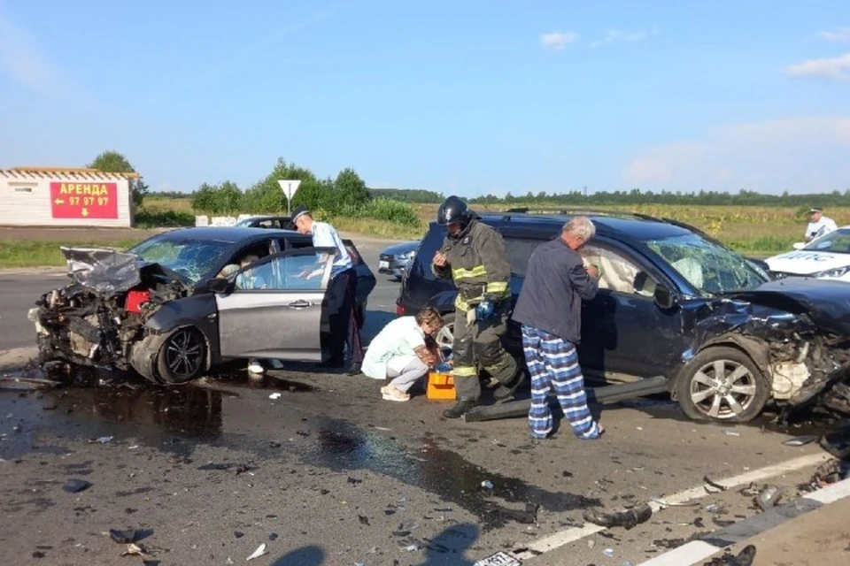 Госпитализирован с места аварии один человек. ФОТО: группа "Подслушано в Ярославле" ВКонтакте