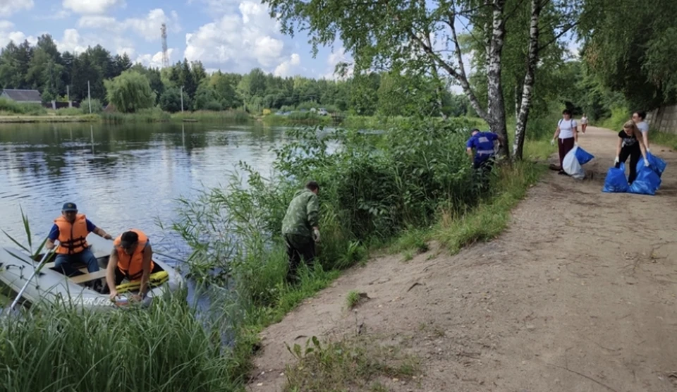 Около 5 тонн мусора вывезли с территории Ключевого озера в Смоленске. Фото: страница губернатора Алексея Островского в соцсетях.