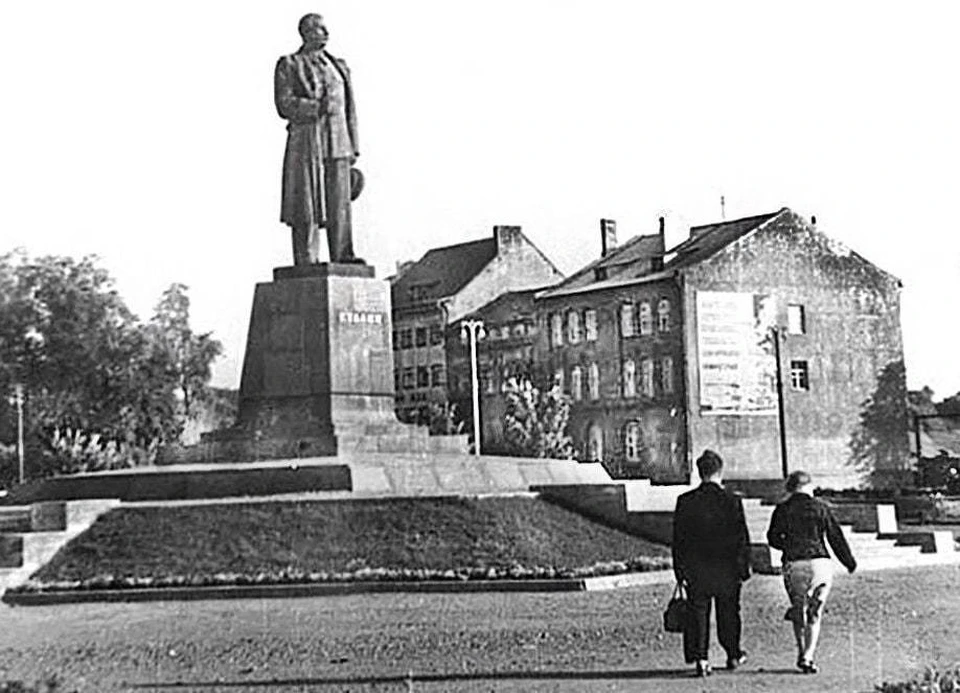 Существует миф, что калининградские сталинисты не дали уничтожить этот памятник, и он все еще лежит где-то закопанный, дожидаясь своего часа…