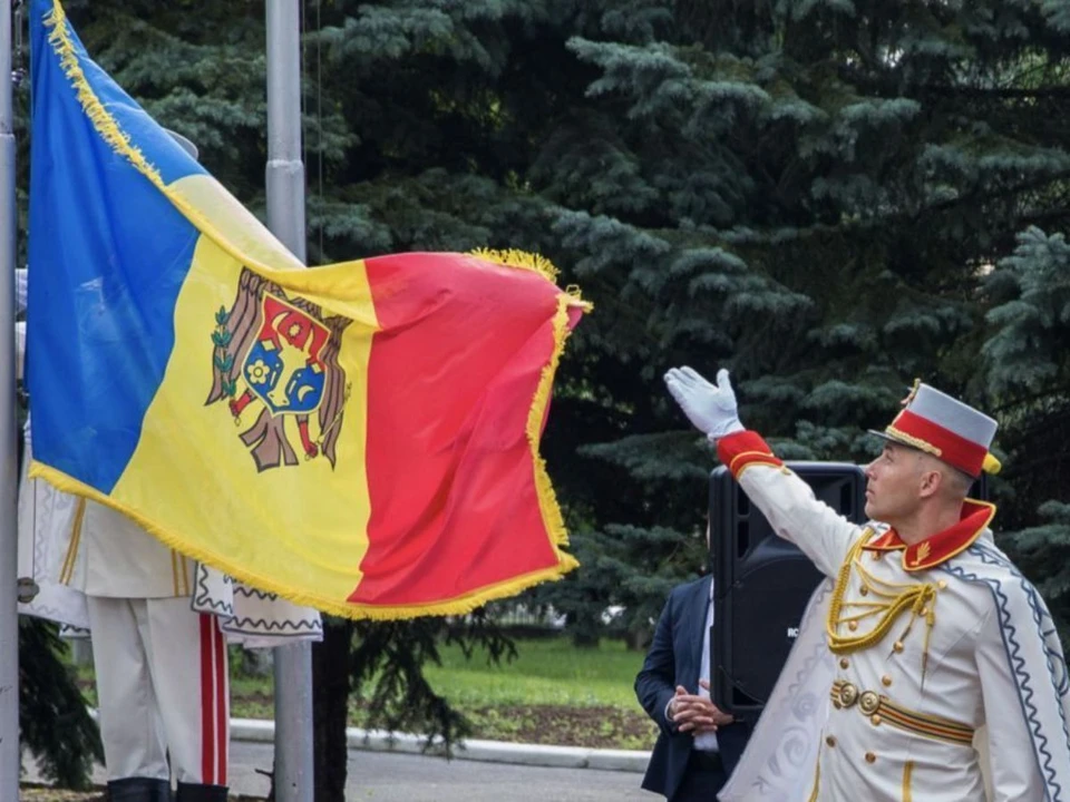 Торжественное поднятие молдавского триколора. Фото: agora.md.