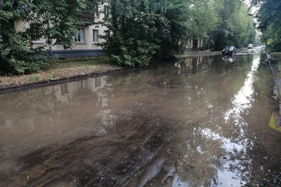 Вода разлилась от спуска с Добрынинского моста до пересечения с улицей Жукова