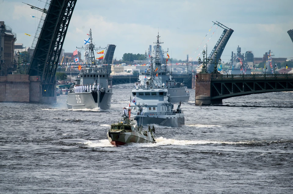 В Петербурге разведут четыре моста на День ВМФ