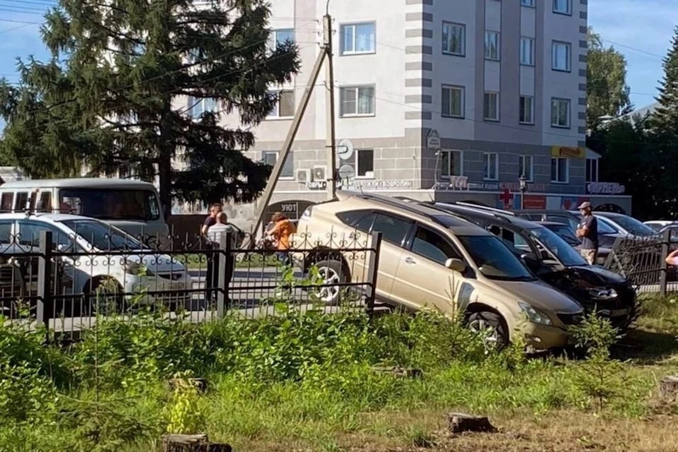 Авто протаранили забор Ордынской ЦРБ. Фото: «АСТ-54»