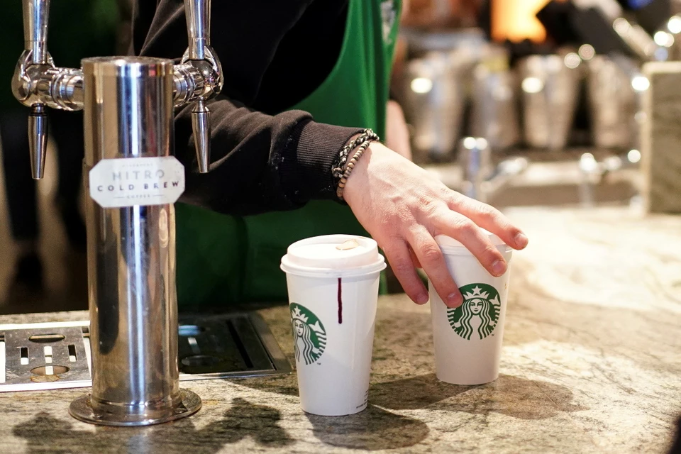 Кофе и точка: Тимати не может придумать крутое название и логотип для  бывших кофеен Starbucks - KP.RU
