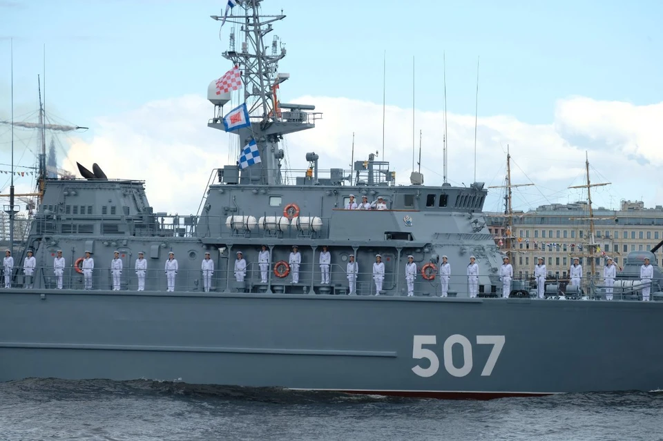Шестой раз подряд проходит парад в честь праздника.