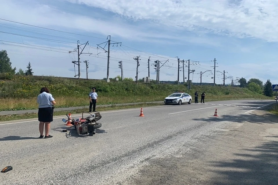Мужчина на красном мотоцикле не уступил дорогу внедорожнику. Фото: ГИБДД Свердловской области