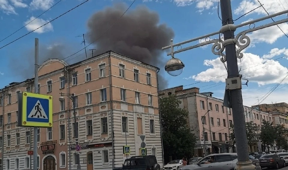 Густой чёрный дым высоко поднимался над центром города. Фото: VK/ “News 69”