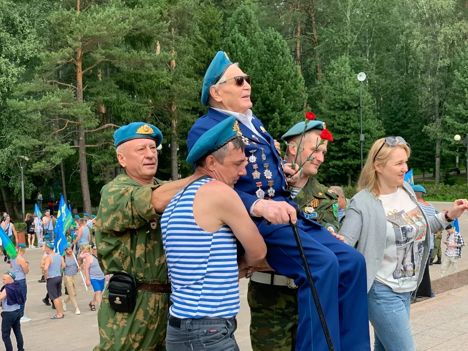 В Томске 2 августа в праздновании Дня ВДВ поучаствовал 97-летний ветеран войны. Фото: Алена Мищенко/Сиб.ФМ