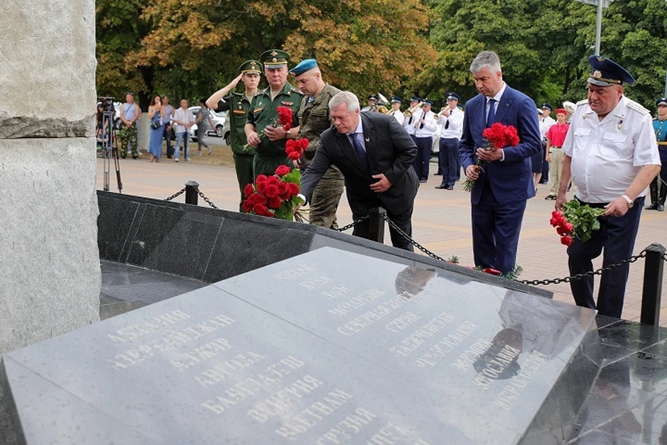Торжественный сбор и возложение цветов провели в ростовском парке Плевен. Фото: сайт правительства РО.