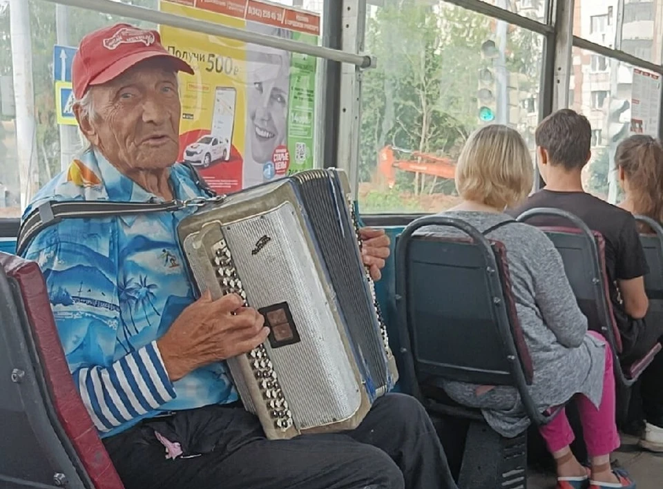 Дядя Володя в 80 лет стал уличным музыкантом. Фото: Юлия Тутынина.