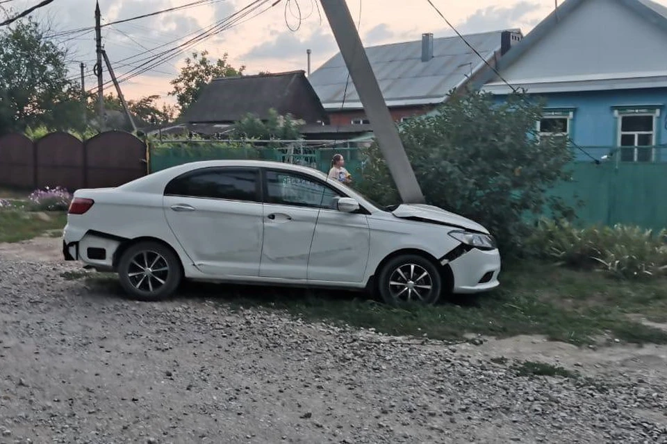 Водитель на большой скорости врезался в опору ЛЭП Фото: УГИБДД ГУ МВД РФ по Краснодарскому краю