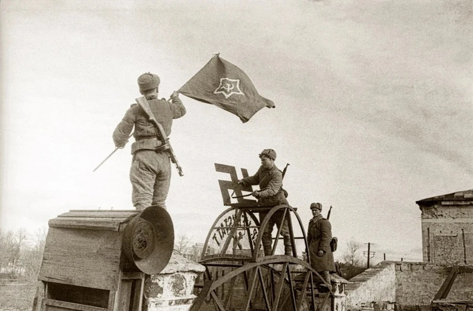 Знамя над воротами завода им. Войкова. Керчь, ноябрь 1943 года. Фото Е.Халдей ВКИКМЗ
