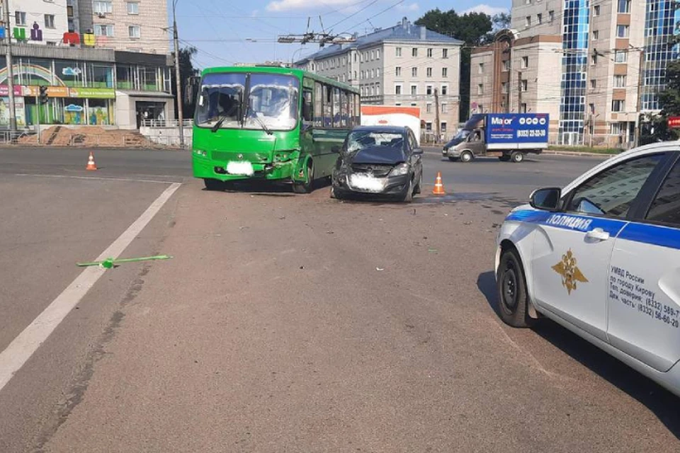 Две пассажирки автобуса и одна пассажирка иномарки получили травмы. Фото: ГИБДД Кировской области