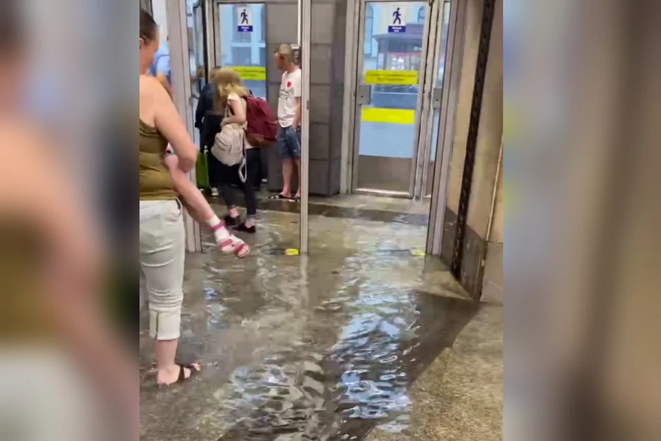 Ливень подтопил станцию метро в Петербурге. Фото: СОЦСЕТИ