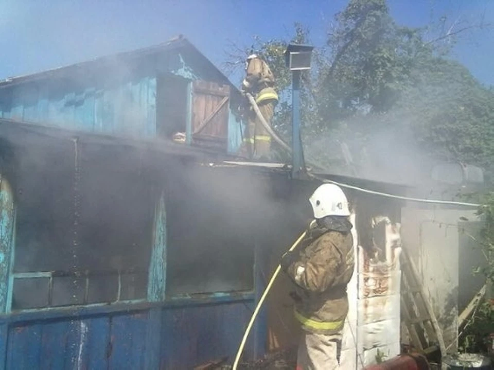 Огонь уничтожил веранду и пристройку