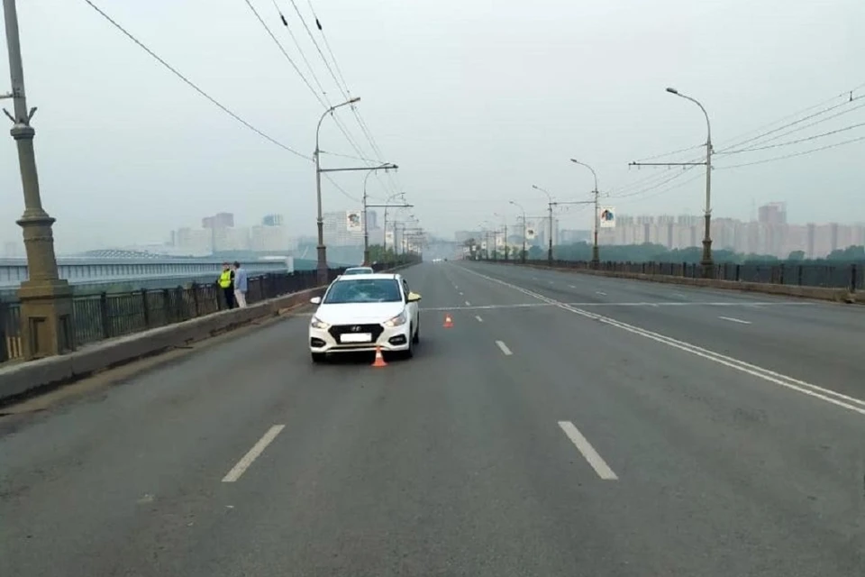 ДТП случилось на Октябрьском мосту. Фото: ГИБДД по Новосибирску.