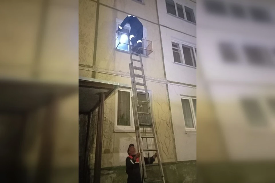 В Магадане помогли вызволить запертую в квартире женщину-инвалида. Фото: ГУ МЧС России по Магаданской области.