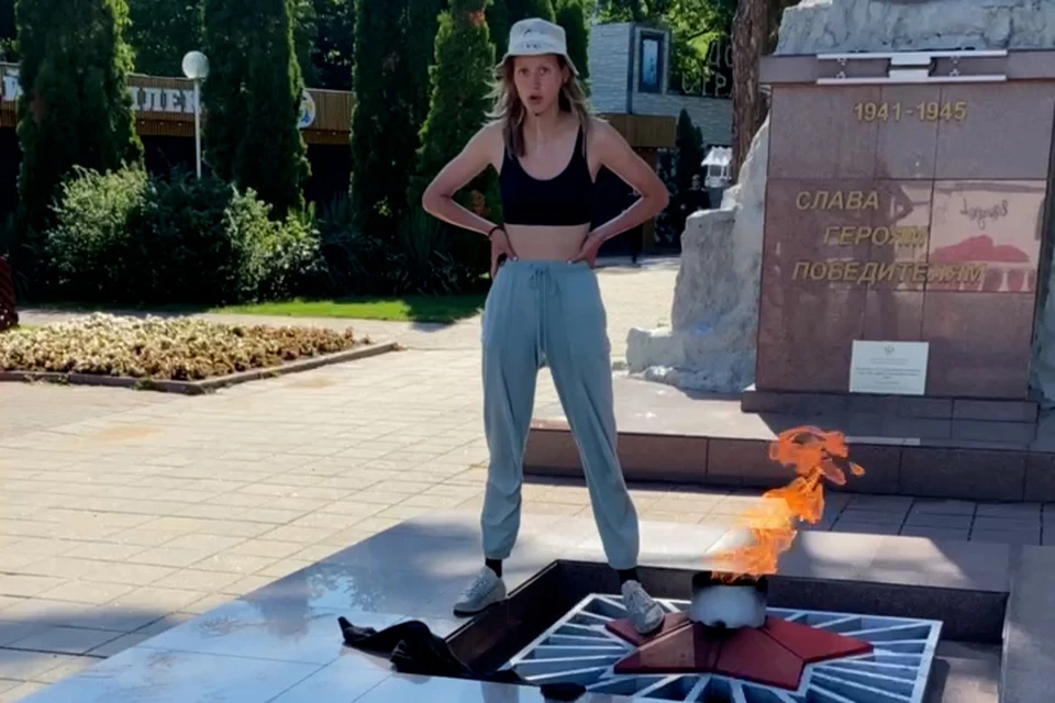 В Геленджике девушка осквернила Вечный огонь. Фото: кадр из видео.