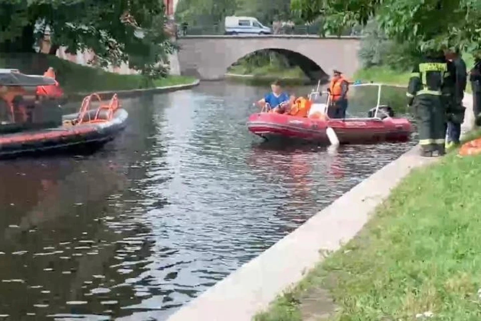 Спасатели достают труп женщины из реки Монастырка в Санкт-Петербурге
