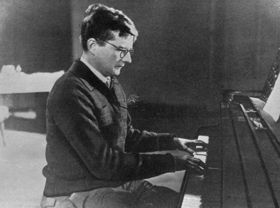 1941 год. Композитор Дмитрий Шостакович работает над симфонией в осажденном Ленинграде.