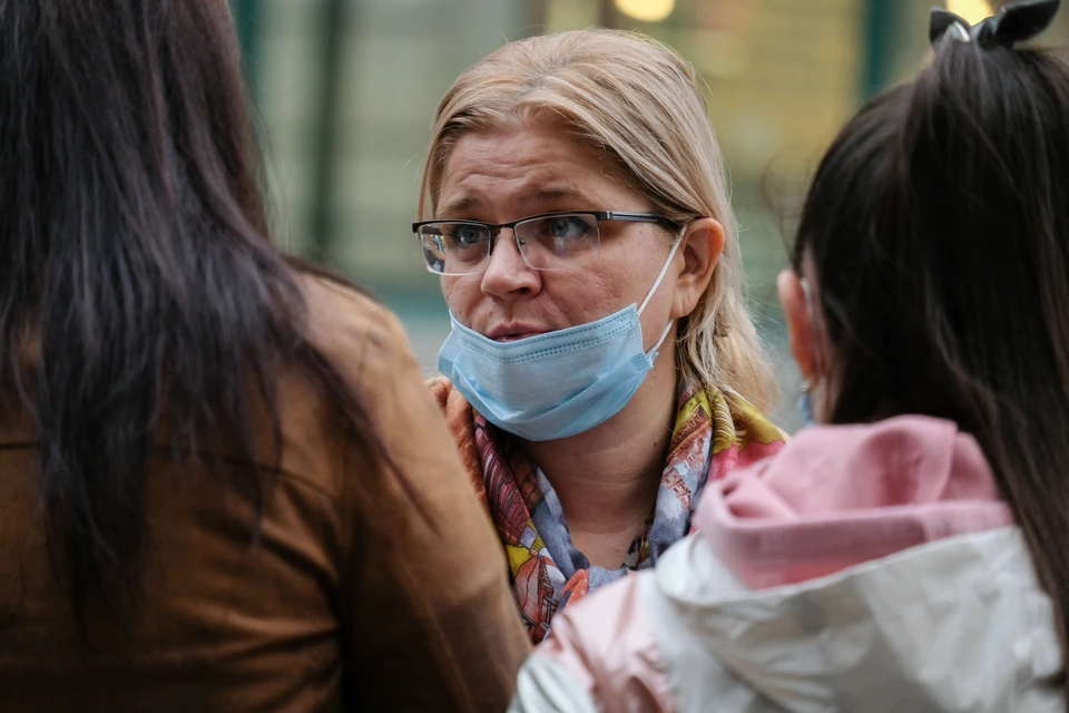 Петербуржцев призвали носить маски в транспорте и общественных местах.